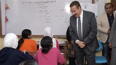 محافظ بورسعيد يتفقد امتحانات النقل الابتدائي والإعدادي بعدد من المدارس