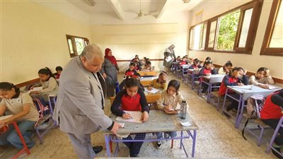 وكيل تعليم الأقصر يتابع امتحانات النقل ويشدد على الالتزام بالزي المدرسي