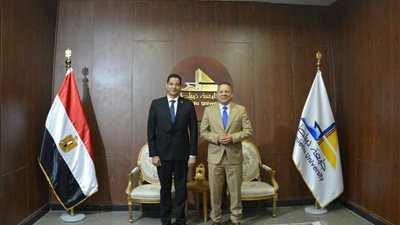 رئيس جامعة دمياط يستقبل رئيس أكاديمية السادات لبحث التعاون العلمي والأكاديمي