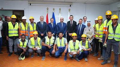 وزير العمل ومحافظ أسوان فى زيارة ميدانية داخل مجموعة  