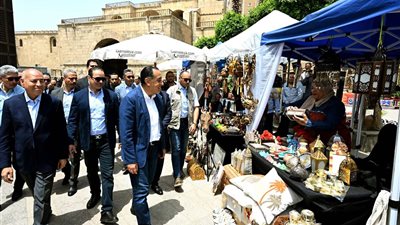 بمشاركة 35 عارضًا.. رئيس الوزراء يتفقد معرض الحرف التراثية بشارع المعز