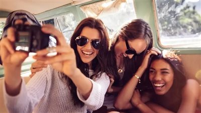 لماذا ينجذب جيل زد بشدة إلى الكاميرات الرقمية القديمة؟