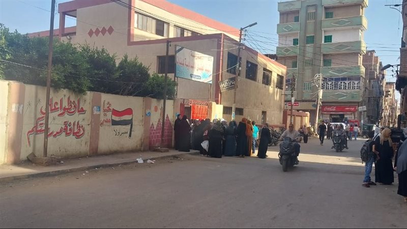 من أمام مدرسة ابتدائية