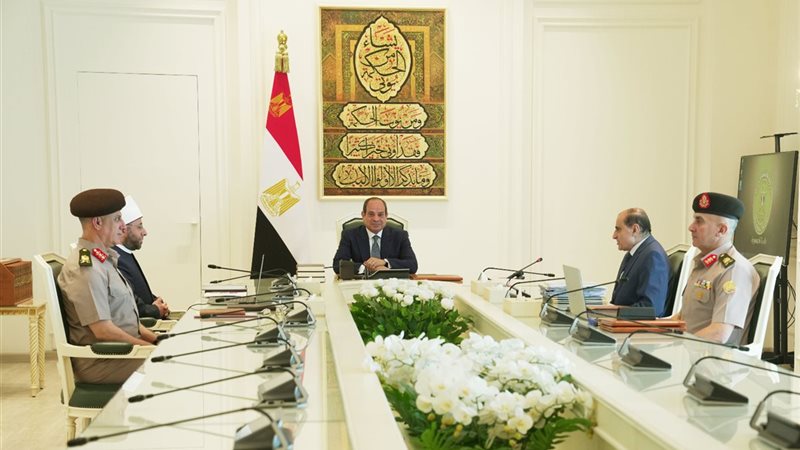 السيسي رفقه قيادات