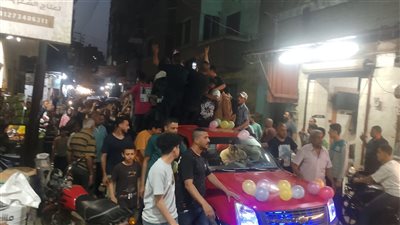 بالورود والبالونات.. أهالي بنها يودعون “إبراهيم الطوخي” في جنازة مهيبة 