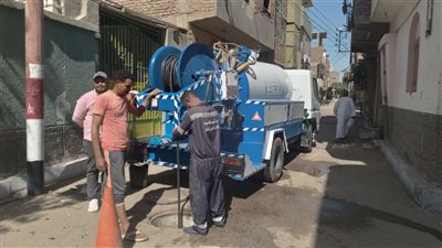 القابضة للمياه تدفع بفرق دعم ومعدات ثقيلة لتطهير شبكات الصرف الصحي بأسوان