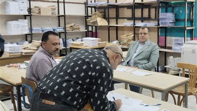 ياسر عماره يتفقد توزيع أسئلة النقل ويشدد على الانضباط الكامل بدمياط