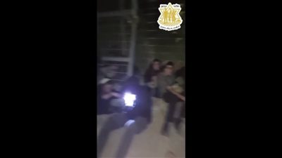 مستوطنون يربطون أنفسهم بالسياج الحدودي مع سوريا للمطالبة بالتوسع الاستيطاني