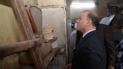 محافظ الغربية يغلق مخبزًا 3 أشهر بسبب التلاعب في جودة وأوزان الخبز المدعم