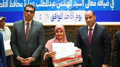 وزير العمل يسلم ماكينات خياطة لخريجات التدريب المهني بالأقصر لتمكين المرأة