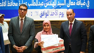 تمكين المرأة بالأقصر: وزير العمل يسلم ماكينات خياطة لخريجات التدريب المهني