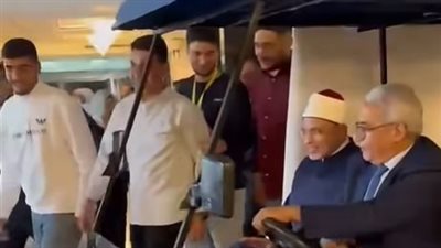 رئيس جامعة الأزهر يقود سيارة من صنع طلاب كلية الهندسة ويدعم تطويرها