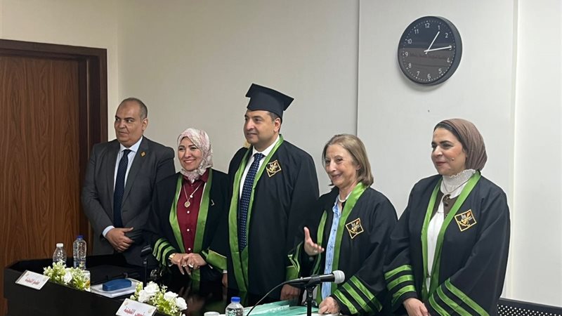 محمود بسيوني بجانب