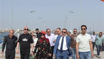 تمهيدٱ لقرب تشغيله..محافظ بورسعيد يتابع تطورات كوبري النصر العائم الجديد