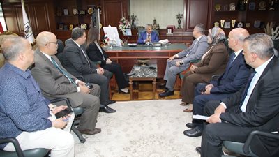 محافظ بني سويف يبحث سبل تعزيز التعاون مع البنك الزراعي المصري بعدة مبادرات 