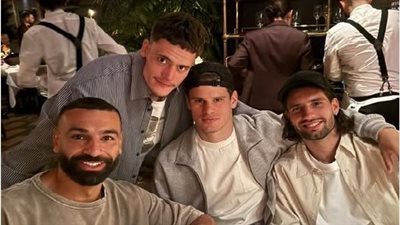 محمد صلاح مع نجوم ليفربول في عشاء الوداع الأخير قبل الرحيل