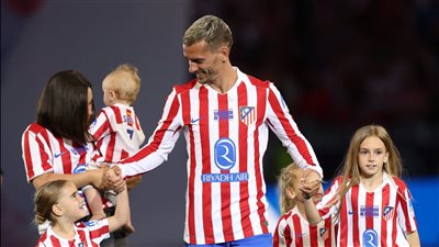 جريزمان يودع جماهير أتلتيكو مدريد بالدموع في مشهد مؤثر بختام الليجا