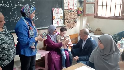 وزع عليهم العصائر والمياه.. وكيل تعليم بنى سويف خلال تفقده لجان التربية الخاصة