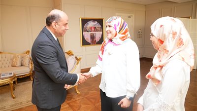استجابة لـ «نيوز رووم».. وزير العمل يلتقي البطلة راندا حسني