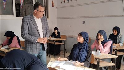 وكيل تعليم دمياط يتابع امتحانات النقل ميدانيًا داخل مدارس السرو