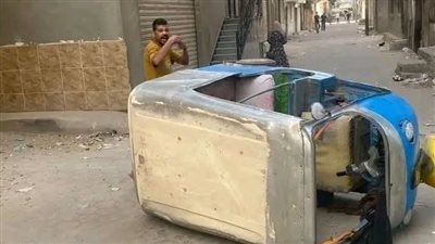 بسبب 5 جنيهات.. سائق «توك توك» يقلب مركبته براكب داخلها بعد مشادة على الأجرة