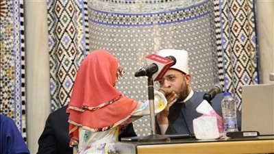 بلفتة إنسانية.. وزير الأوقاف يُقبل يد طفلة من أبناء الوافدين من مسجد الحسين