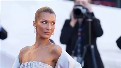 بيلا حديد وإطلالة أرشيفية في مهرجان كان السينمائي 2026
