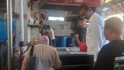حملات تفتيشية مكثفة بحي الأربعين لضبط الأسواق ومراجعة تراخيص المحال التجارية
