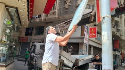 رفع 35 إعلانا غير مرخص وإنذار المخالفين بسرعة تقنين الأوضاع بكفر الدوار بالبحيرة