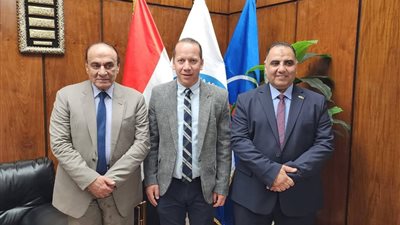 اللواء سمير فرج يشيد بإمكانات «البتروكيماويات المصرية» في زيارة تفقدية للشركة
