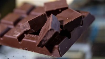     ماذا يحدث لجسمك عند تناول قطعة من الشوكولاتة الداكنة كل يوم؟