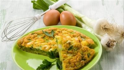     فطار سريع ولذيذ.. جربي العجة بالبصل والبقدونس بهذه الطريقة