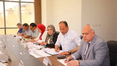 اجتماع برئاسة محافظ دمياط لإعداد قاعدة بيانات دقيقة للأنشطة التجارية والصناعية