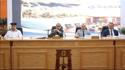 محافظ الوادى الجديد تترأس إجتماع المجلس التنفيذي استعدادا لعيد الأضحى