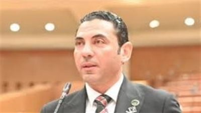 عمرو غنيم: دلع الأجداد للأحفاد تعويض عن قسوة الماضي وليس خللا تربويا