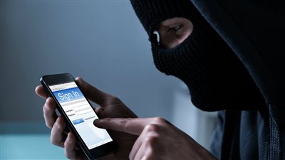 كيف تحمي هاتفك من الاختراق؟ خبير يكشف أخطر أخطاء المستخدمين