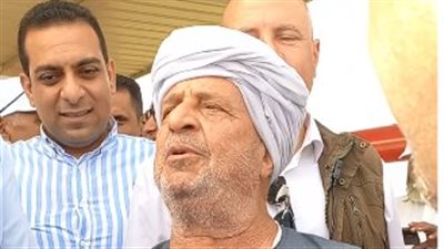 «لازم تتغدى معانا».. لفتة عفوية من مزارع بقنا تجاه وزير الري