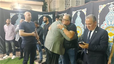 بدء عزاء والد الشاعر هاني عبد الكريم وسط حضور فني وشعبي ببنها
