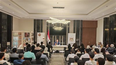 السفير المصري بالكويت يلتقي بمجموعة من الطلاب المصريين من أبناء الجالية  