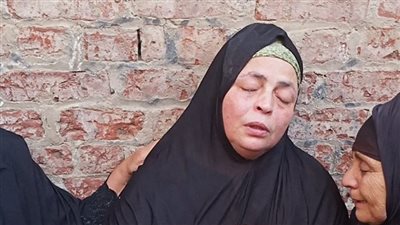 باعت دهبها وسددت ديونه.. تشييع جثمان زوجة فقدت حياتها على يد زوجها أمام طفليها