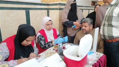 قافلة مبادرة الأمراض المزمنة تفحص المواطنين بجمعية القرعان بالسويس