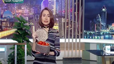 بسمة وهبة تفاجئ جمهورها بهدية غير متوقعة على الهواء: «بدل الورد.. خدوا طماطم»