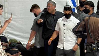 بحضور بن غفير وريجيف.. القوات الإسرائيلية تنكل بمعتقلي أسطول الصمود في أسدود