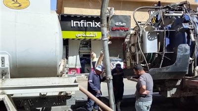 محافظ أسوان يدفع بمعدات دعم من القاهرة والجيزة لإنهاء طفوح الصرف وتحسين الخدمة