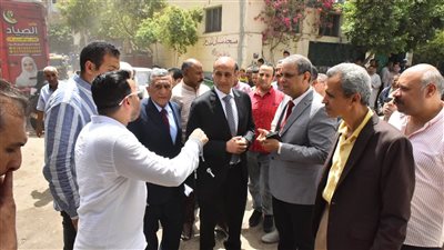 استمرارًا لجولاته الميدانية.. محافظ أسيوط يتفقد سوق الباعة الجائلين بمنفلوط 