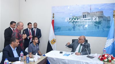 محافظ الإسكندرية يحل 40 شكوى ويوجه بتوفير فرص عمل في لقاء جماهيري بحي الجمرك