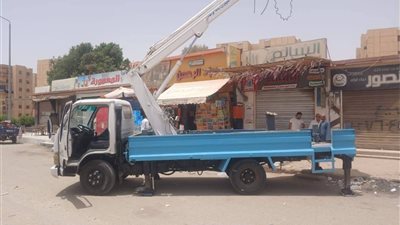 حي فيصل يواصل صيانة أعمدة الإنارة وتفعيل الاستجابة لشكاوى المواطنين بالسويس