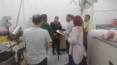 حملة مكبرة بحي السويس لمراجعة تراخيص المحلات والتأكد من سلامة السلع الغذائية