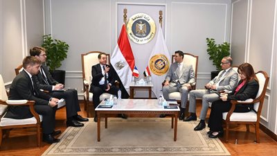 وزير الصناعة يبحث مع سفير فرنسا توطين الصناعة ونقل التكنولوجيا لمصر
