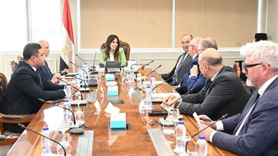 وزيرة الإسكان تبحث مع 